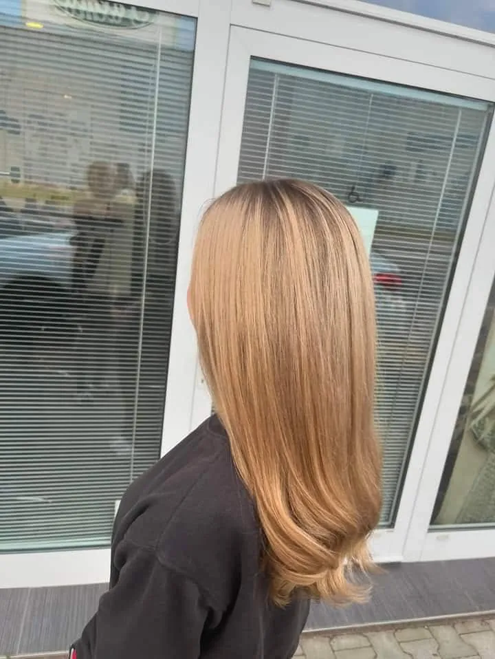 Hladký blond pred výkladom kaderníctva